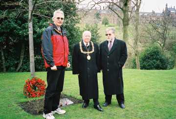 Daniel McGowan, with the Lord Provost of Glasgow and Brian Filling laying a wreath on the Deir Yassin memorial, Kelvingrove Art Gallery and Museum, 4/08/01.